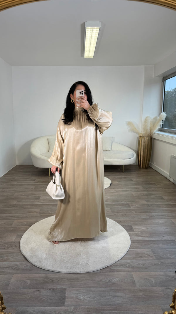 Robe longue effet satiné manche bouffante et élégante